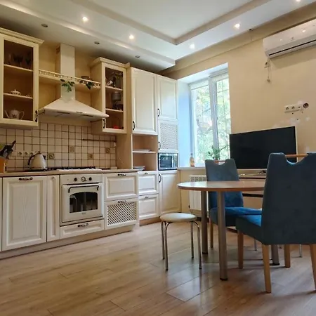 Stylish In Center! Apartment